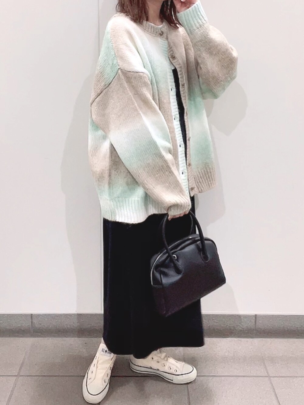 「カーディガン、韓国ファッション、プチプラ、スニーカー、ハンドバッグ、コンバース、大人カジュアル、キャミワンピ、グリーン、tiptop」｜「tiptopの前後2wayニットカーディガン（カーディガン/ボレロ、グリーン系）」を使った、maiさん（レディース・153cm）の秋コーディネートの2枚目の写真