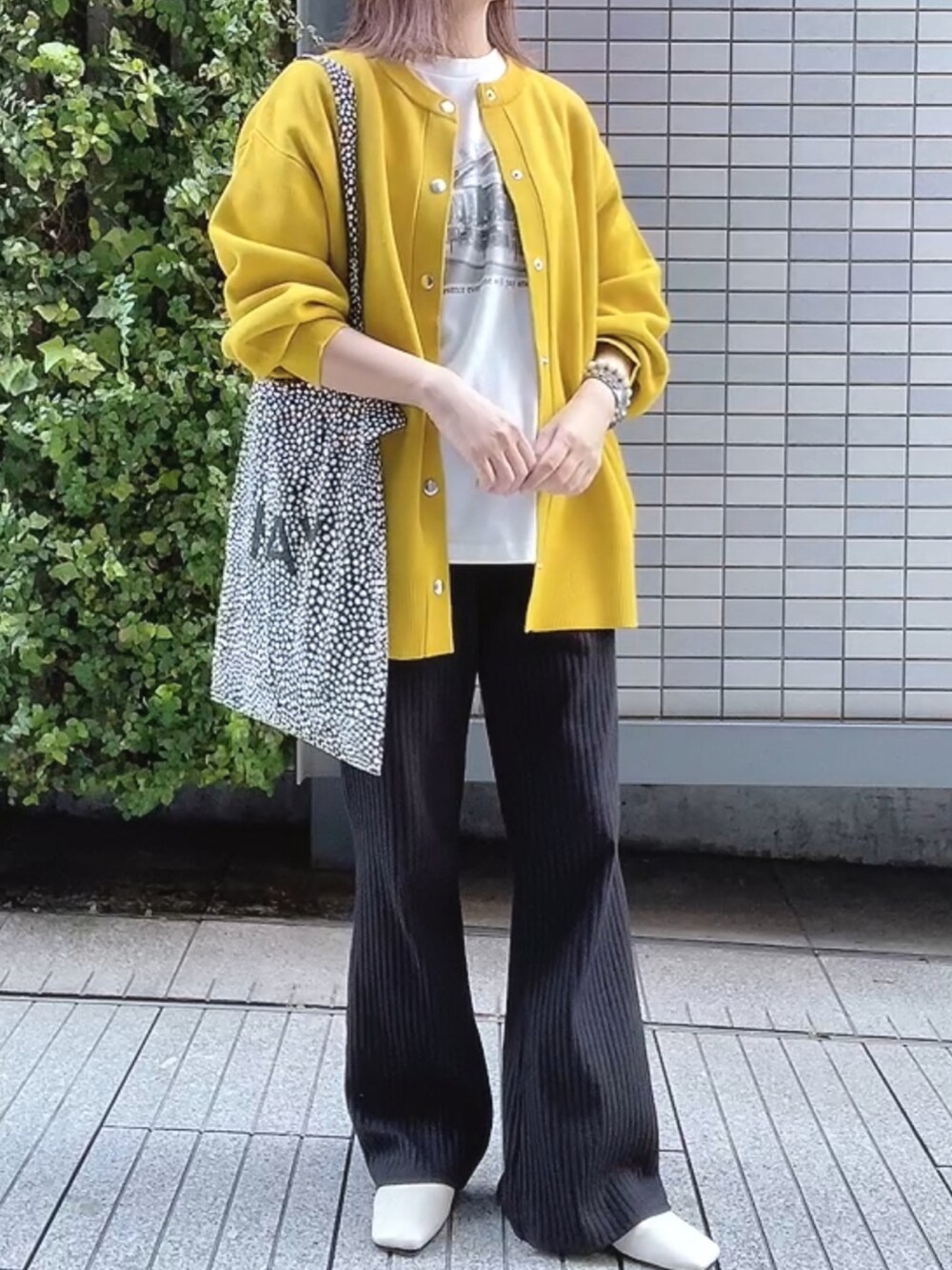 「カーディガン、ビッグシルエット、大人カジュアル、プチプラ、GU、イエロー、フラットシューズ、フォトT、トートバッグ、hay、秋、秋コーデ、休日スタイル、レイヤードスタイル」｜「GUのアイテム（カーディガン/ボレロ、イエロー系）」を使った、maiさん（レディース・153cm）の秋コーディネートの2枚目の写真