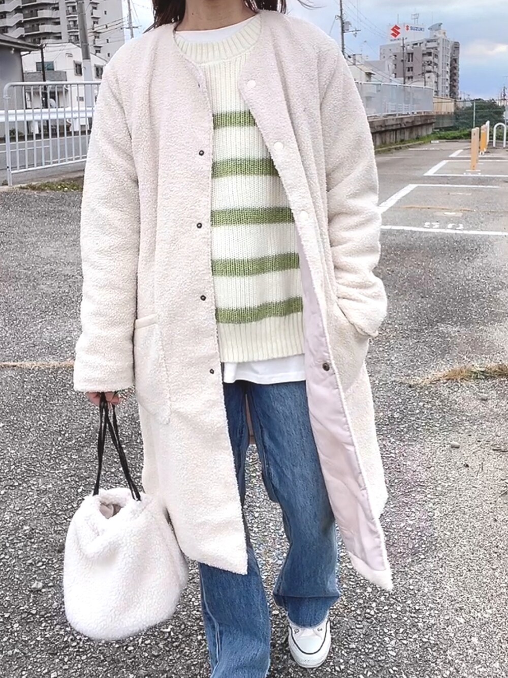 「休日スタイル、デニム、ボーダー、グリーン、カジュアル、大人カジュアル、ボア、コンバース、プチプラ、マイベストコーデ2021」｜「zootieのサニーヒート ボア ノーカラーロングコート（ノーカラーコート、ホワイト系）」を使った、maiさん（レディース・153cm）の冬コーディネートの2枚目の写真