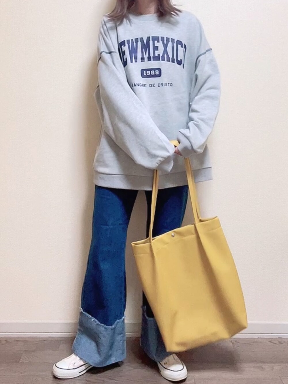 「春のおしゃ見えテクニック、ロゴスウェット、春コーデ、春、プチプラ、トートバッグ、イエロー、春服みてみて、デニム、ロールアップデニム、コンバース、スニーカー、カジュアル、ゆるコーデ、休日スタイル」｜「VENCEEXCHANGEのｳﾗｹｶﾚｯｼﾞﾛｺﾞPO／ﾐﾆ裏毛／ﾌﾟﾙｵｰﾊﾞｰ／配色ｽﾃｯﾁ／ﾌﾛﾝﾄﾛｺﾞPO（スウェット、グレー系）」を使った、maiさん（レディース・153cm）の春コーディネートの3枚目の写真
