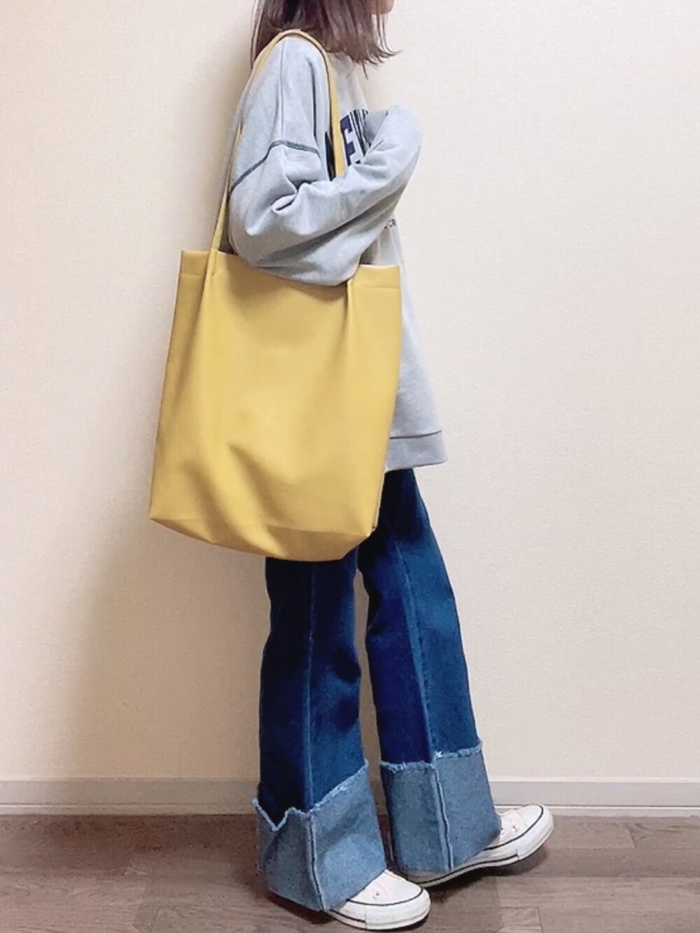「春のおしゃ見えテクニック、ロゴスウェット、春コーデ、春、プチプラ、トートバッグ、イエロー、春服みてみて、デニム、ロールアップデニム、コンバース、スニーカー、カジュアル、ゆるコーデ、休日スタイル」｜「VENCEEXCHANGEのｳﾗｹｶﾚｯｼﾞﾛｺﾞPO／ﾐﾆ裏毛／ﾌﾟﾙｵｰﾊﾞｰ／配色ｽﾃｯﾁ／ﾌﾛﾝﾄﾛｺﾞPO（スウェット、グレー系）」を使った、maiさん（レディース・153cm）の春コーディネートの4枚目の写真