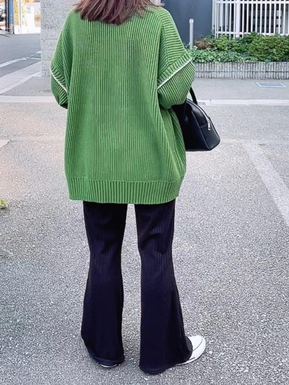 グリーン系のニット/セーター、ブラック系のショルダーバッグ、ブラック系のその他パンツを着用したレディースの秋コーディネートの3枚目の写真