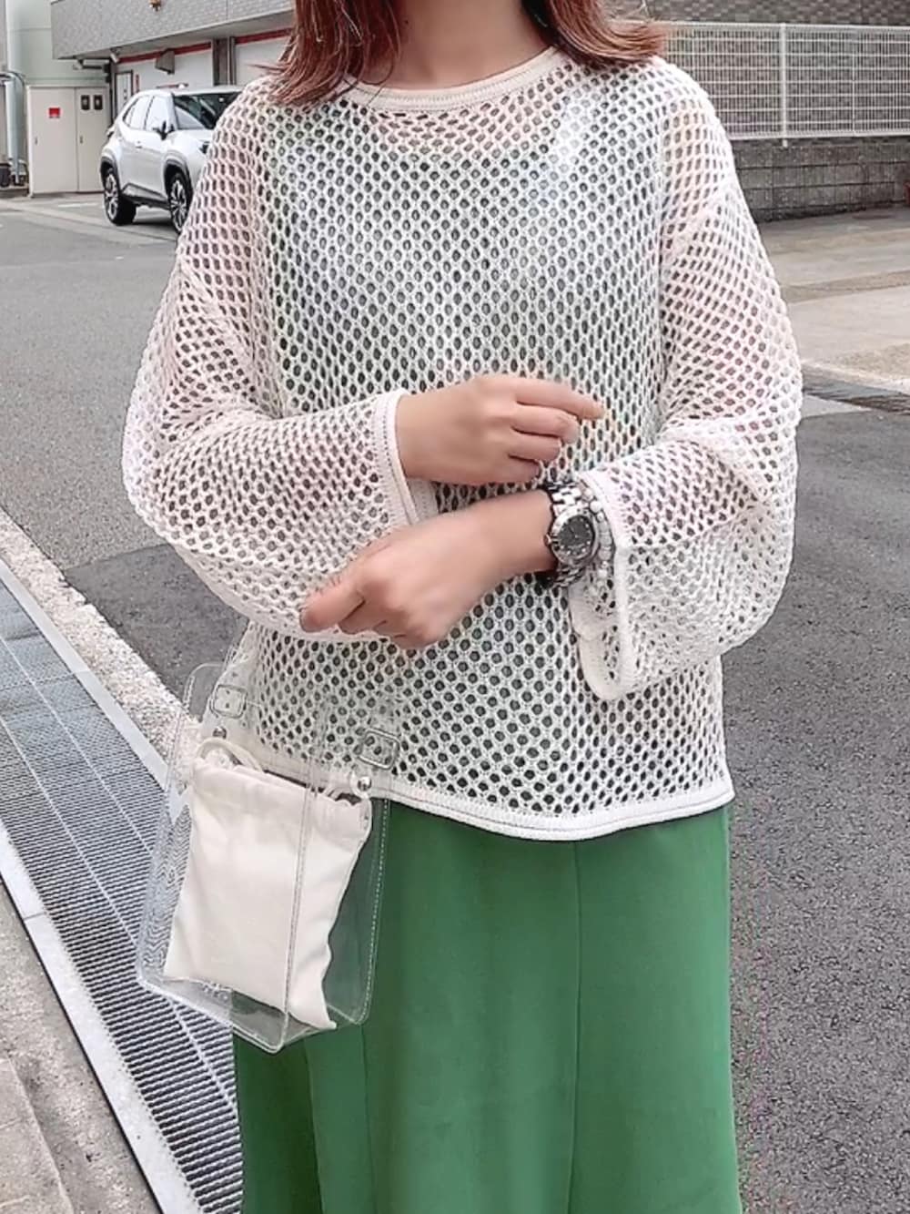 「きれいめカジュアル、マーメイドスカート、透かし編みニット、韓国ファッション、グリーン、クリアバッグ、大人カジュアル、休日スタイル、プチプラ、スクエアトゥ」｜「GeeRAの2022 SS メッシュショートニット（ニット/セーター、ホワイト系）」を使った、maiさん（レディース・153cm）の夏コーディネートの2枚目の写真