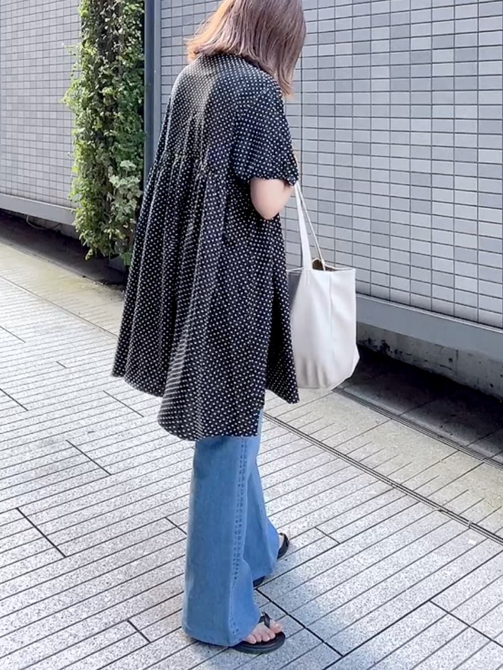 「ドット、水玉、シンプルコーデ、デニム、大人カジュアル、プチプラ、サンダル、トートバッグ、Discoat」｜「DISCOATの【WEB限定】ティアードギャザーチュニック（シャツ/ブラウス、ブラック系）」を使った、maiさん（レディース・153cm）の夏コーディネートの3枚目の写真