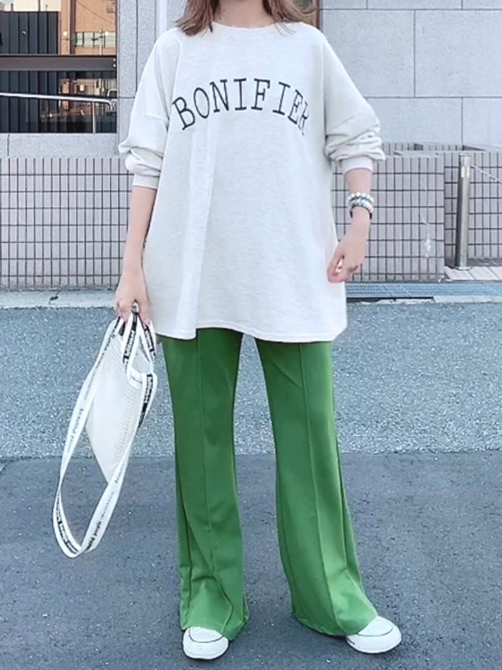 「シンプルコーデ、プチプラ、ロゴスウェット、ビッグシルエット、休日スタイル、スニーカー、コンバース、カジュアル、大人カジュアル、グリーン、カラーパンツ、ゆるコーデ、低身長、春、楽チンコーデ」｜「recaのビッグシルエットロゴプルオーバー（スウェット、ベージュ系）」を使った、maiさん（レディース・153cm）の春コーディネートの2枚目の写真