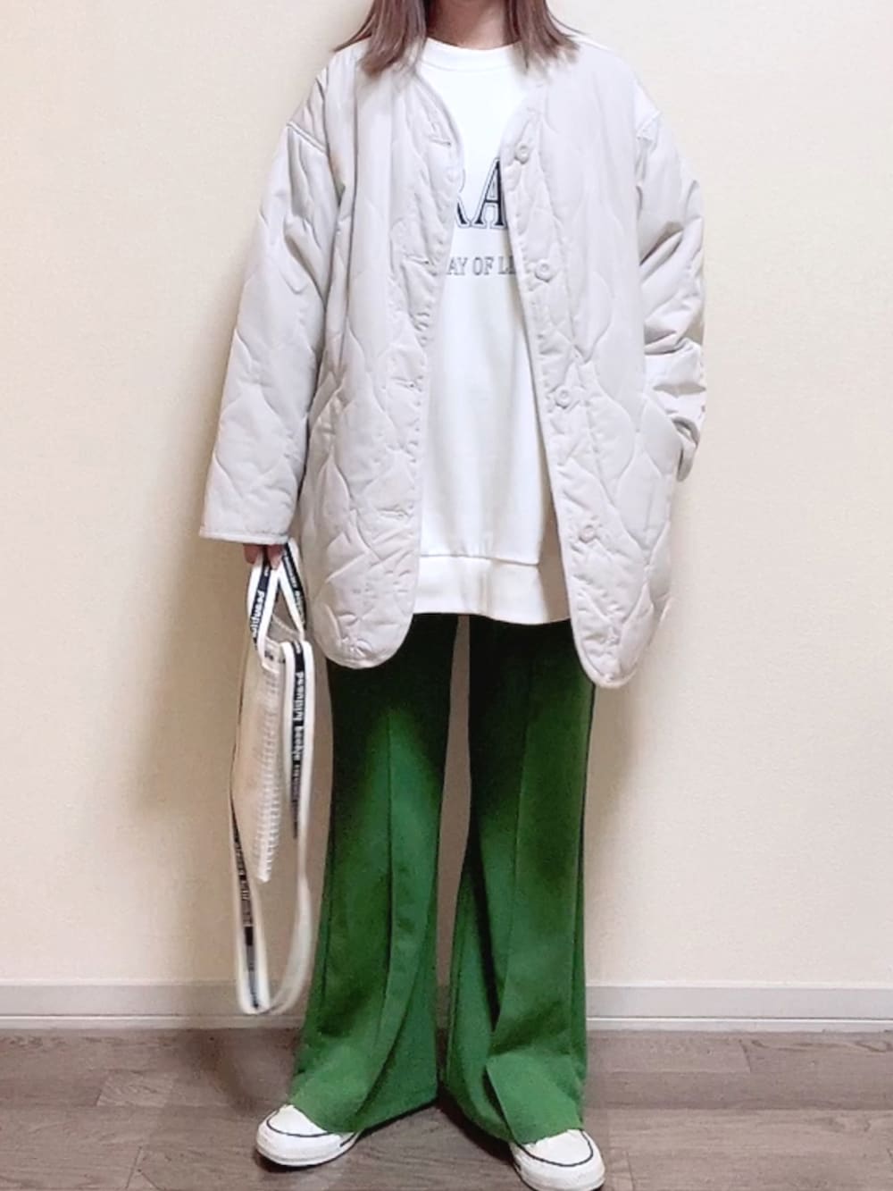 ホワイト系のノーカラージャケット、ホワイト系のスウェット、ホワイト系のショルダーバッグを着用したレディースの春コーディネートの2枚目の写真