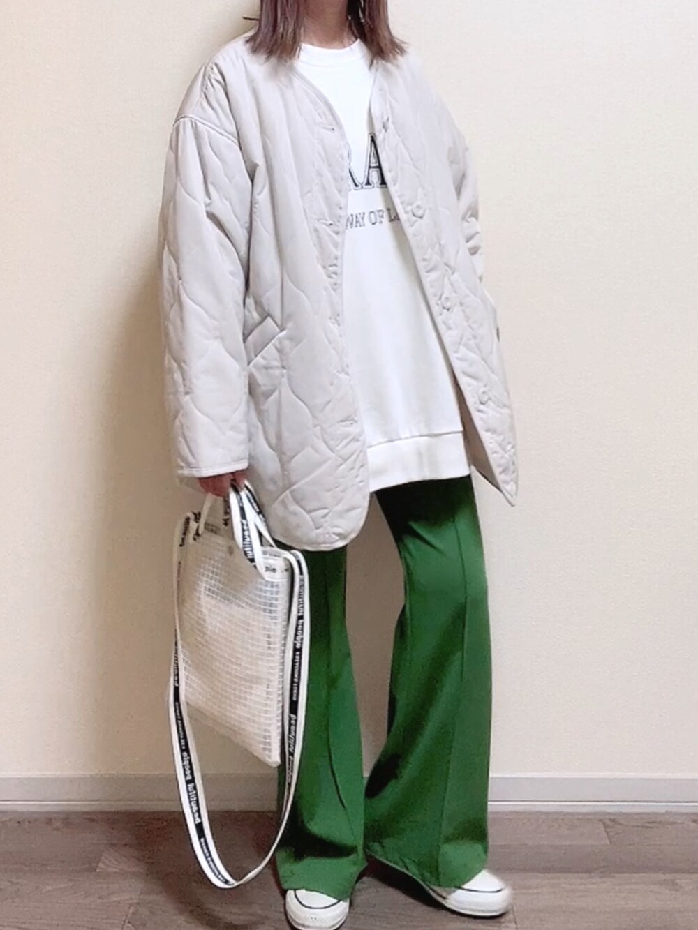 ホワイト系のノーカラージャケット、ホワイト系のスウェット、ホワイト系のショルダーバッグを着用したレディースの春コーディネートの4枚目の写真