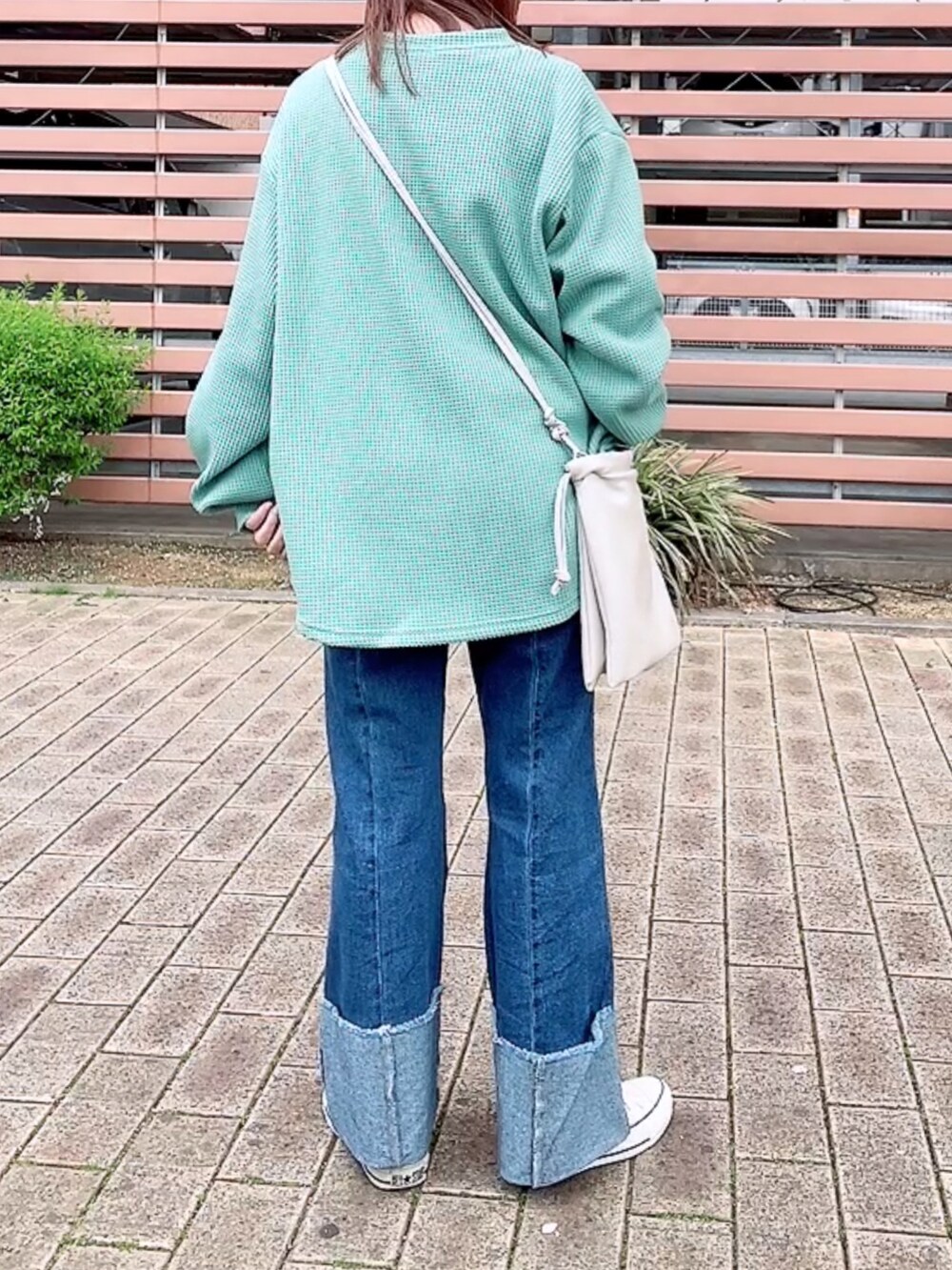 「春のNewスタイル、デニム、スニーカー、コンバース、大人カジュアル、春色、春、春コーデ、ショルダーバッグ、休日スタイル、グリーン、ロールアップデニム、春服、ワッフル、プチプラ」｜「recaのボリュームスリーブワッフルプルオーバー（スウェット、グリーン系）」を使った、maiさん（レディース・153cm）の春コーディネートの3枚目の写真
