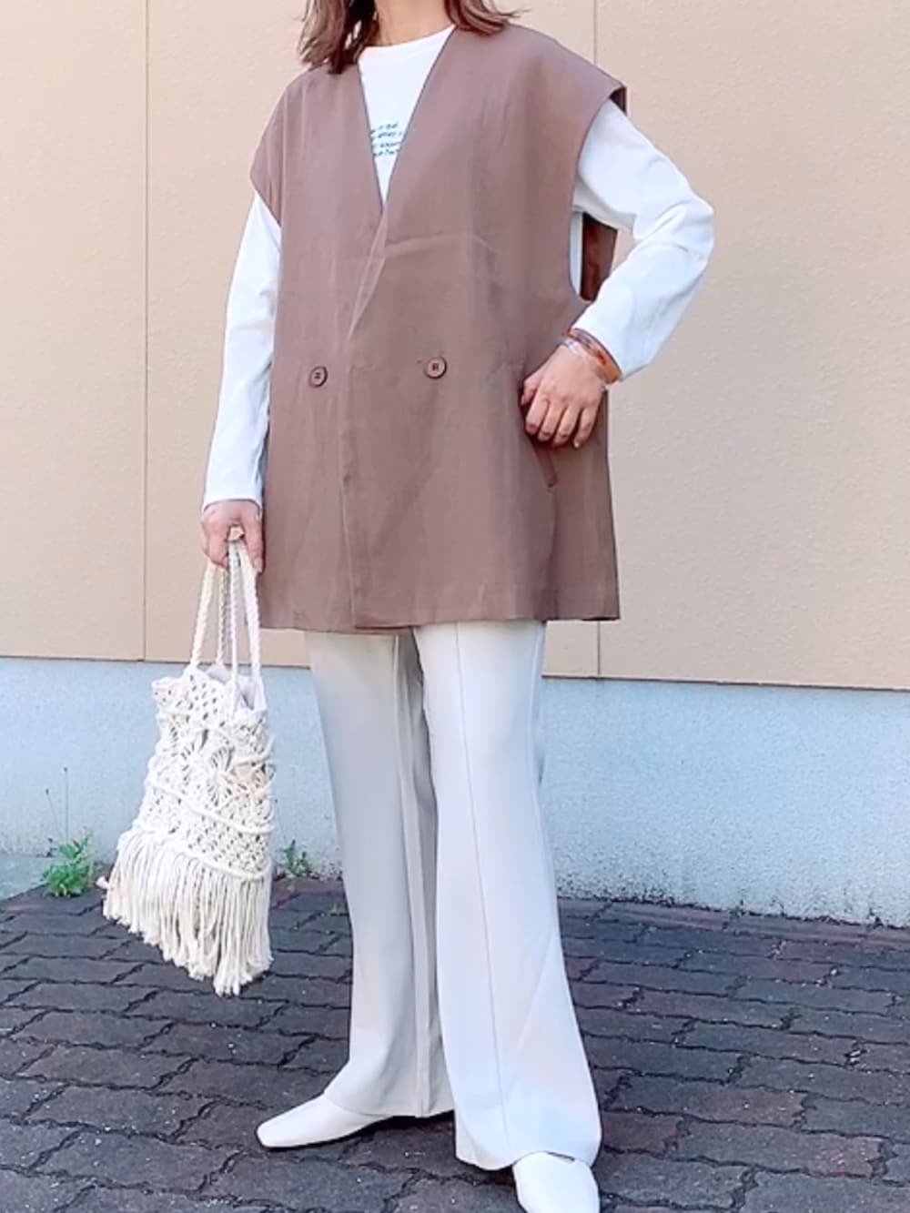 「ごきげんウィーク、プチプラ、春夏コーデ、スクエアトゥ、ジレ、休日スタイル、フレアパンツ、GU、エクリール、ECRIRE」｜「ECRIREの【TOMOコラボ】ノーカラージレベスト（ベスト、ブラウン系）」を使った、maiさん（レディース・153cm）の春コーディネートの2枚目の写真