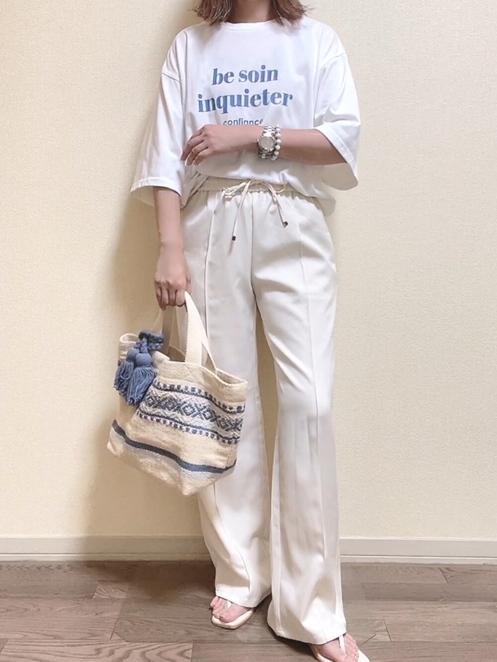 ホワイト系のTシャツ/カットソー、ホワイト系のパンツ、ホワイト系のトートバッグを着用したレディースの夏コーディネートの2枚目の写真