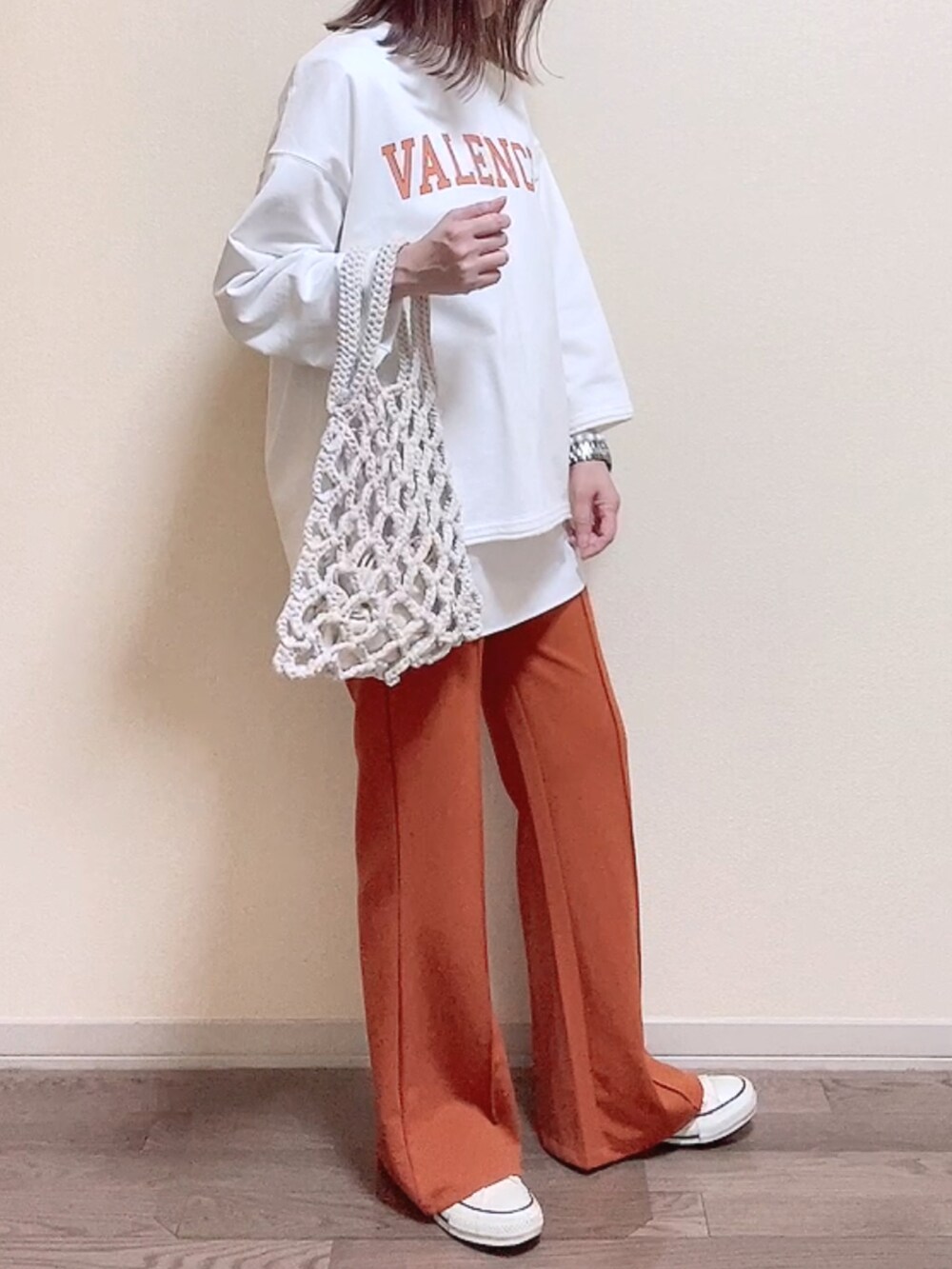 「春、春色、春コーデ、休日スタイル、オレンジ、カラーパンツ、コンバース、スニーカー、ロゴスウェット、プチプラ、大人カジュアル、カジュアル、レイヤードスタイル、レイヤード、ゆるコーデ」｜「LOWRYS FARMのミニウラケロゴショート８Ｓ　268531（スウェット、ホワイト系）」を使った、maiさん（レディース・153cm）の春コーディネートの3枚目の写真