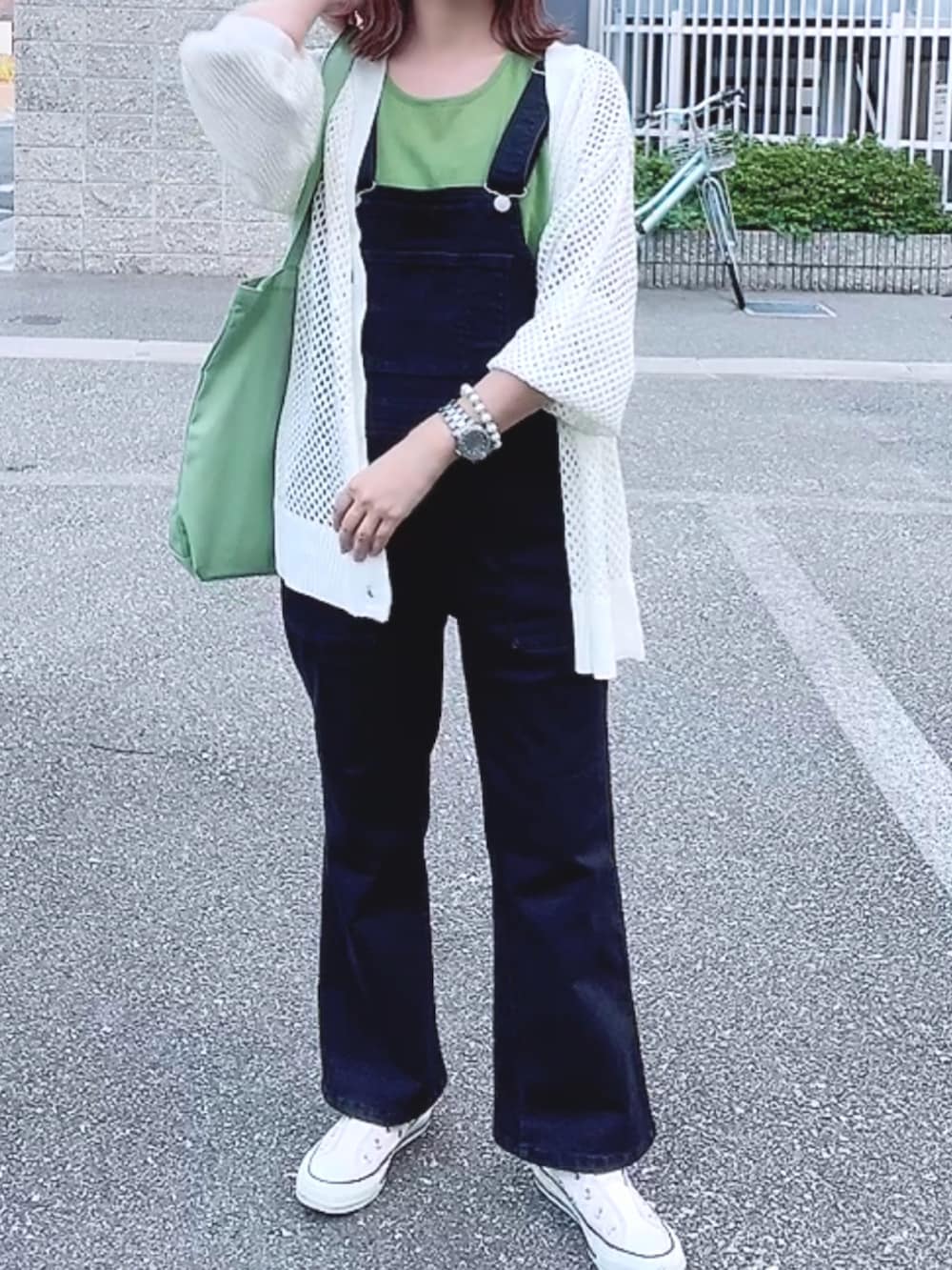 ブラック系のサロペット/オーバーオール、グリーン系のニット/セーター、ホワイト系のニット/セーターを着用したレディースの秋コーディネートの2枚目の写真
