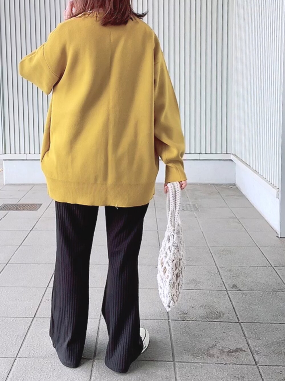 「スニーカー、コンバース、ハンドバッグ、ビタミンカラー、春夏コーデ、カーディガン、イエロー、GU、フォトT、大人カジュアル、プチプラ、ゆるコーデ、メッシュバッグ、ミニバッグ」｜「GUのアイテム（カーディガン/ボレロ、イエロー系）」を使った、maiさん（レディース・153cm）の春コーディネートの3枚目の写真