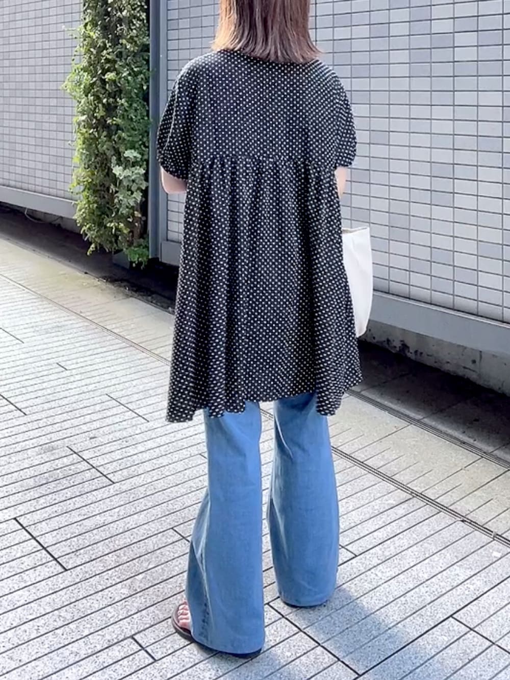 「ドット、水玉、シンプルコーデ、デニム、大人カジュアル、プチプラ、サンダル、トートバッグ、Discoat」｜「DISCOATの【WEB限定】ティアードギャザーチュニック（シャツ/ブラウス、ブラック系）」を使った、maiさん（レディース・153cm）の夏コーディネートの4枚目の写真