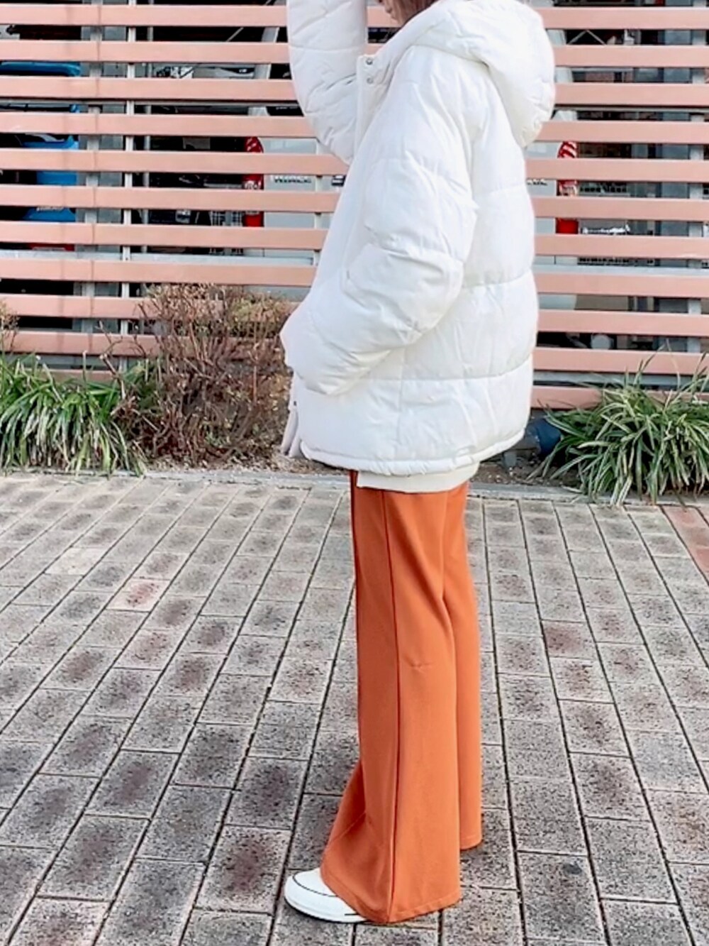 ホワイト系のダウンジャケット/コート、ベージュ系のスウェット、ホワイト系のショルダーバッグを着用したレディースの冬コーディネートの4枚目の写真