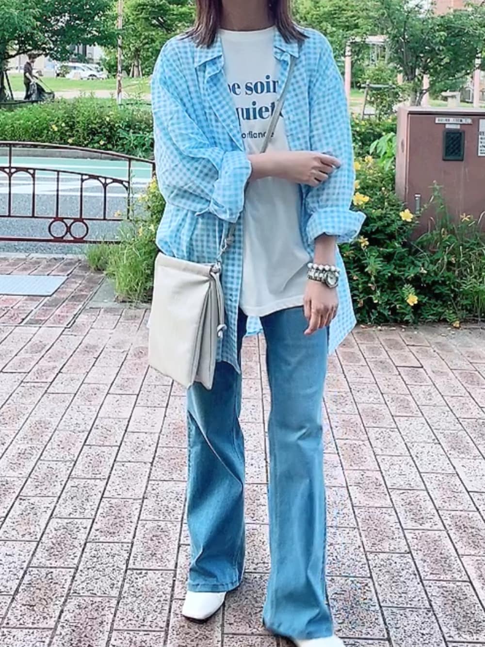 「プチプラ、シアーシャツ、チェックシャツ、シャツ、デニム、大人カジュアル、カジュアル、フラットシューズ、パステルカラー、シアー、レイヤードスタイル、ロゴT、ブルー、春夏コーデ」｜「WEGOのWEGO/ボリュームスリーブシアーシャツ（シャツ/ブラウス、ブルー系）」を使った、maiさん（レディース・153cm）の夏コーディネートの2枚目の写真