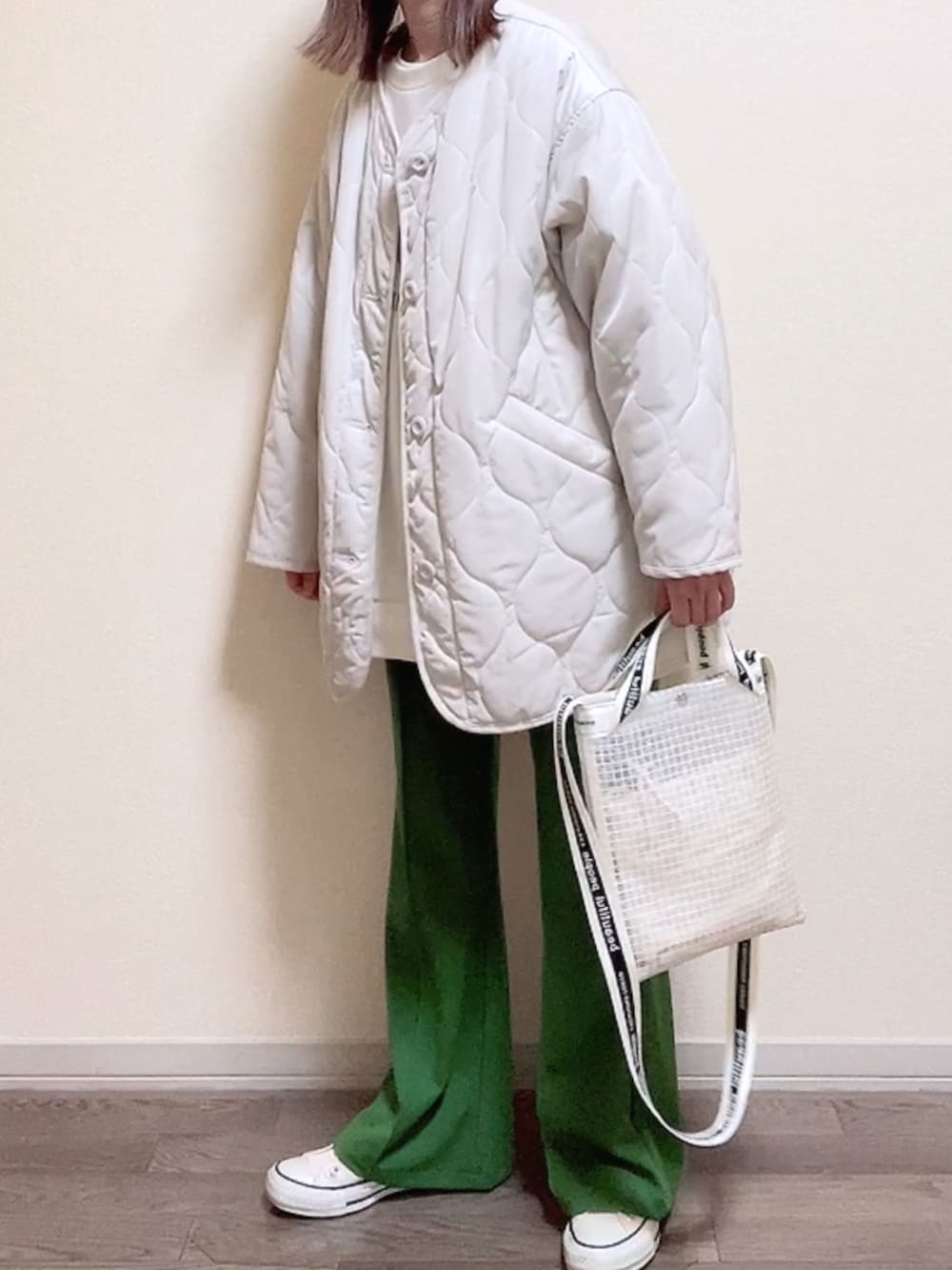 ホワイト系のノーカラージャケット、ホワイト系のスウェット、ホワイト系のショルダーバッグを着用したレディースの春コーディネートの3枚目の写真