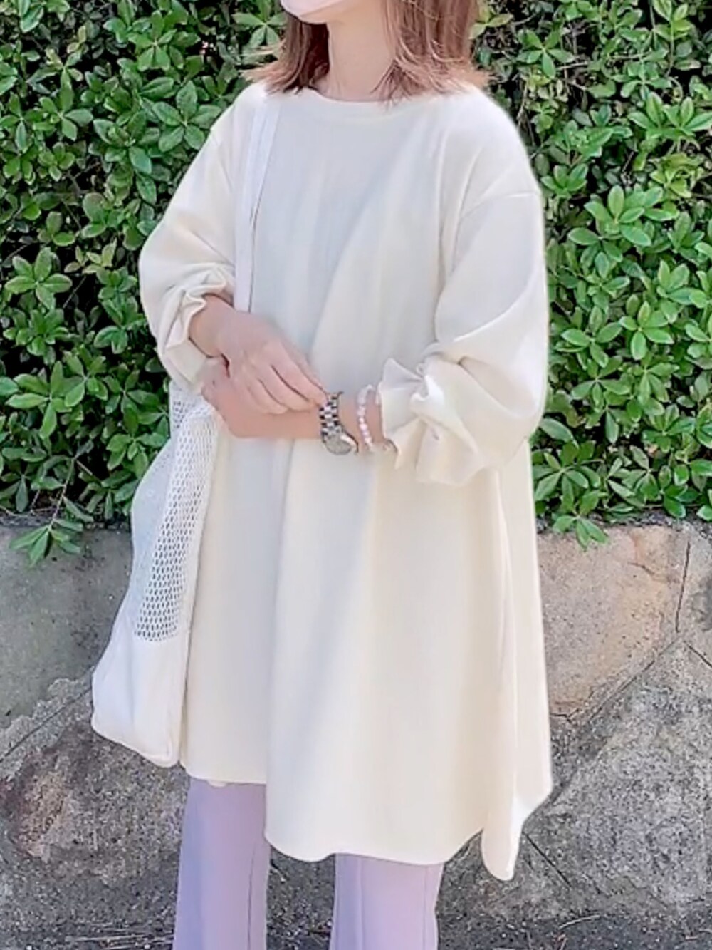 「ごきげんウィーク、プチプラ、春夏コーデ、スクエアトゥ、休日スタイル、フレアパンツ、カラーパンツ、大人カジュアル、GU、パープル」｜「recaのタックスリーブフレアカットソー（Tシャツ/カットソー、ホワイト系）」を使った、maiさん（レディース・153cm）の春コーディネートの3枚目の写真