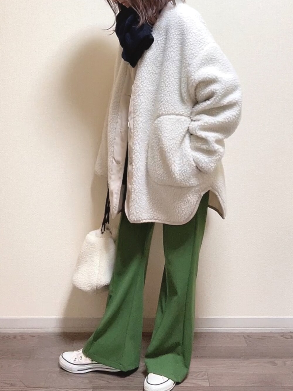 「冬、冬アウター、冬コーデ、休日スタイル、ホワイトコーデ、クリスマスに着たい服、カラーパンツ、グリーン、クリスマス、スニーカー、コンバース、ボアジャケット、ボア、ボアバッグ、大人カジュアル」｜「andmeのコーデュロイ切替ボアノーカラーコート（ノーカラーコート、ホワイト系）」を使った、maiさん（レディース・153cm）の冬コーディネートの3枚目の写真