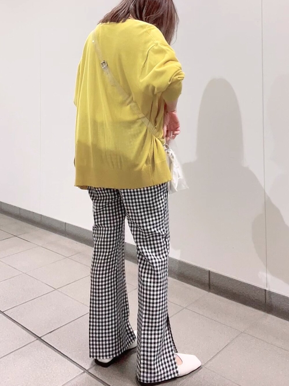 イエロー系のカーディガン/ボレロ、ホワイト系のTシャツ/カットソー、その他のショルダーバッグを着用したレディースの夏コーディネートの2枚目の写真