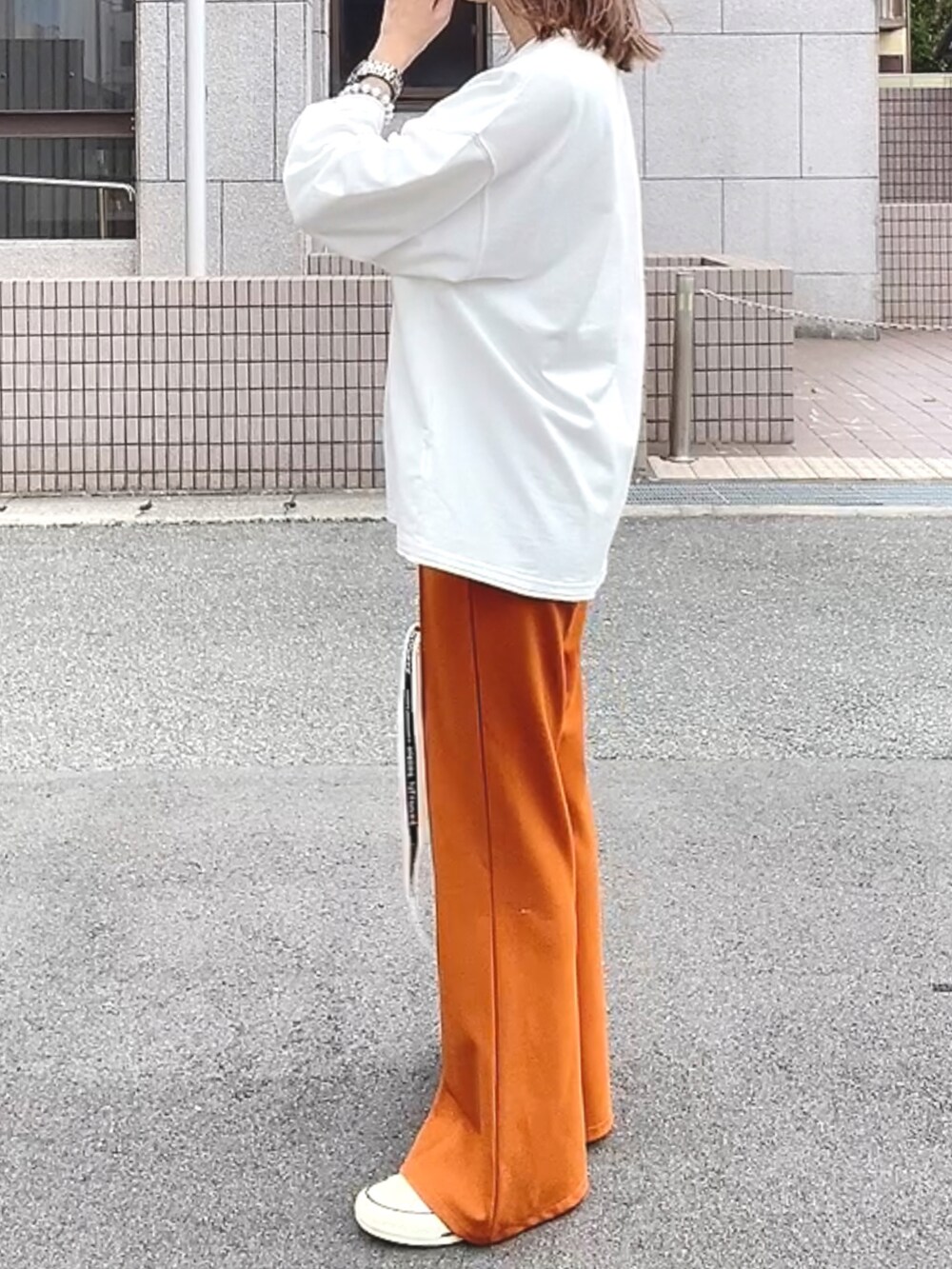 「ミニバッグ、韓国ファッション、休日スタイル、ロンT、スニーカー、プチプラ、ロゴスウェット、オレンジ、カラーパンツ、コンバース、カジュアル、大人カジュアル、ビタミンカラー、スラックス」｜「LOWRYS FARMのミニウラケロゴショート８Ｓ　268531（スウェット、ホワイト系）」を使った、maiさん（レディース・153cm）の秋コーディネートの3枚目の写真