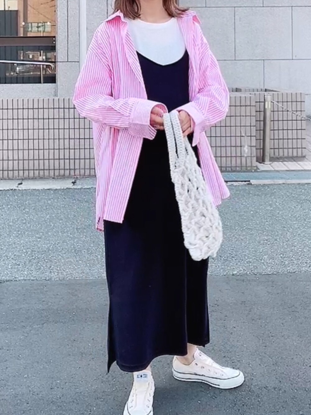 「シャツスタイル、コンバース、ピンク、レイヤードスタイル、シンプルコーデ、ストライプシャツ、キャミワンピ、メッシュバッグ、スニーカー、ワンピース、シャツ、プチプラ、大人カジュアル」｜「tiptopのストライプ/ギンガムビッグシャツ（シャツ/ブラウス、ピンク系）」を使った、maiさん（レディース・153cm）の春コーディネートの2枚目の写真
