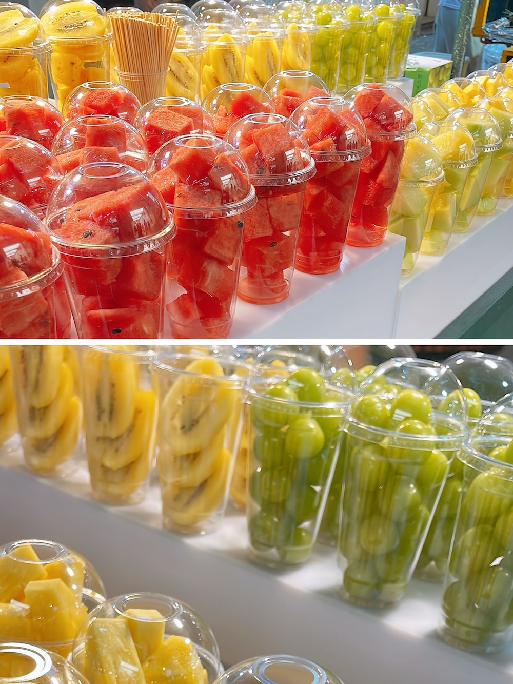 ホワイト系のTシャツ/カットソー、オレンジ系のその他パンツを着用したレディースの夏コーディネートの4枚目の写真