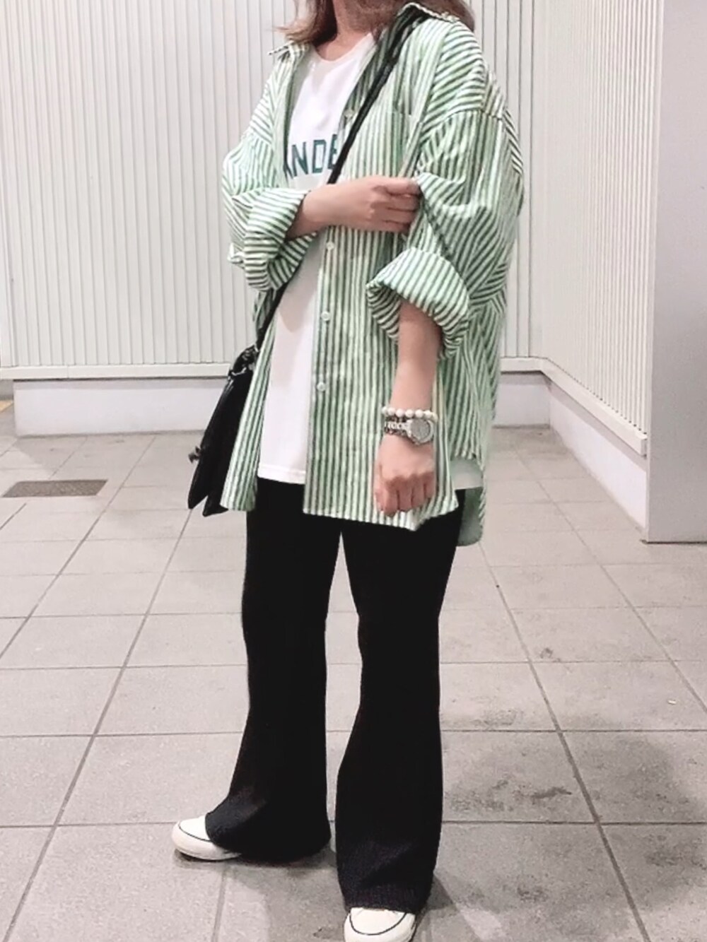 「春夏コーデ、シャツスタイル、シャツ、ストライプシャツ、グリーン、ロゴT、レイヤードスタイル、プチプラ、大人カジュアル、カジュアル、コンバース、スニーカー、ゆるコーデ、低身長、初夏コーデ」｜「andmeの長袖カラーストライプシャツ（シャツ/ブラウス、ホワイト系）」を使った、maiさん（レディース・153cm）の春コーディネートの3枚目の写真