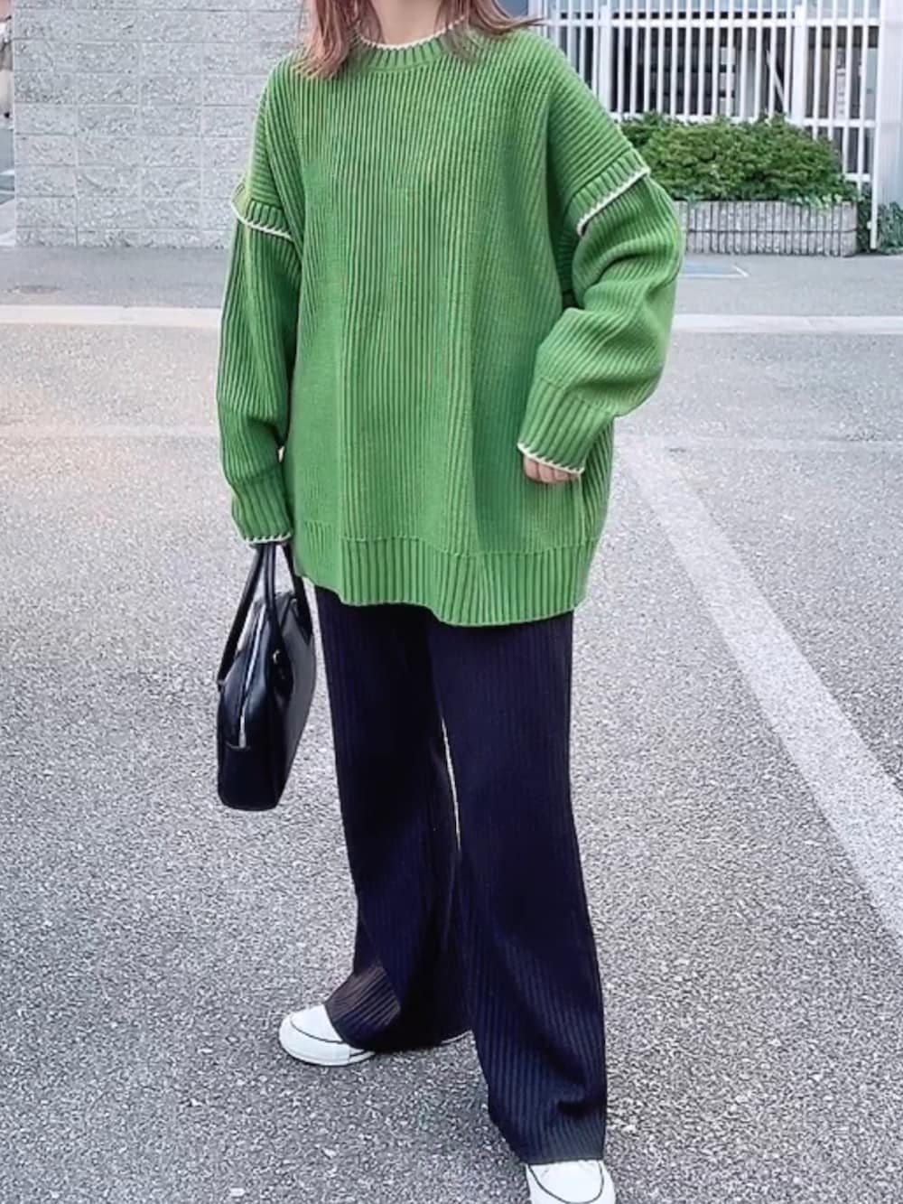 グリーン系のニット/セーター、ブラック系のショルダーバッグ、ブラック系のその他パンツを着用したレディースの秋コーディネートの2枚目の写真