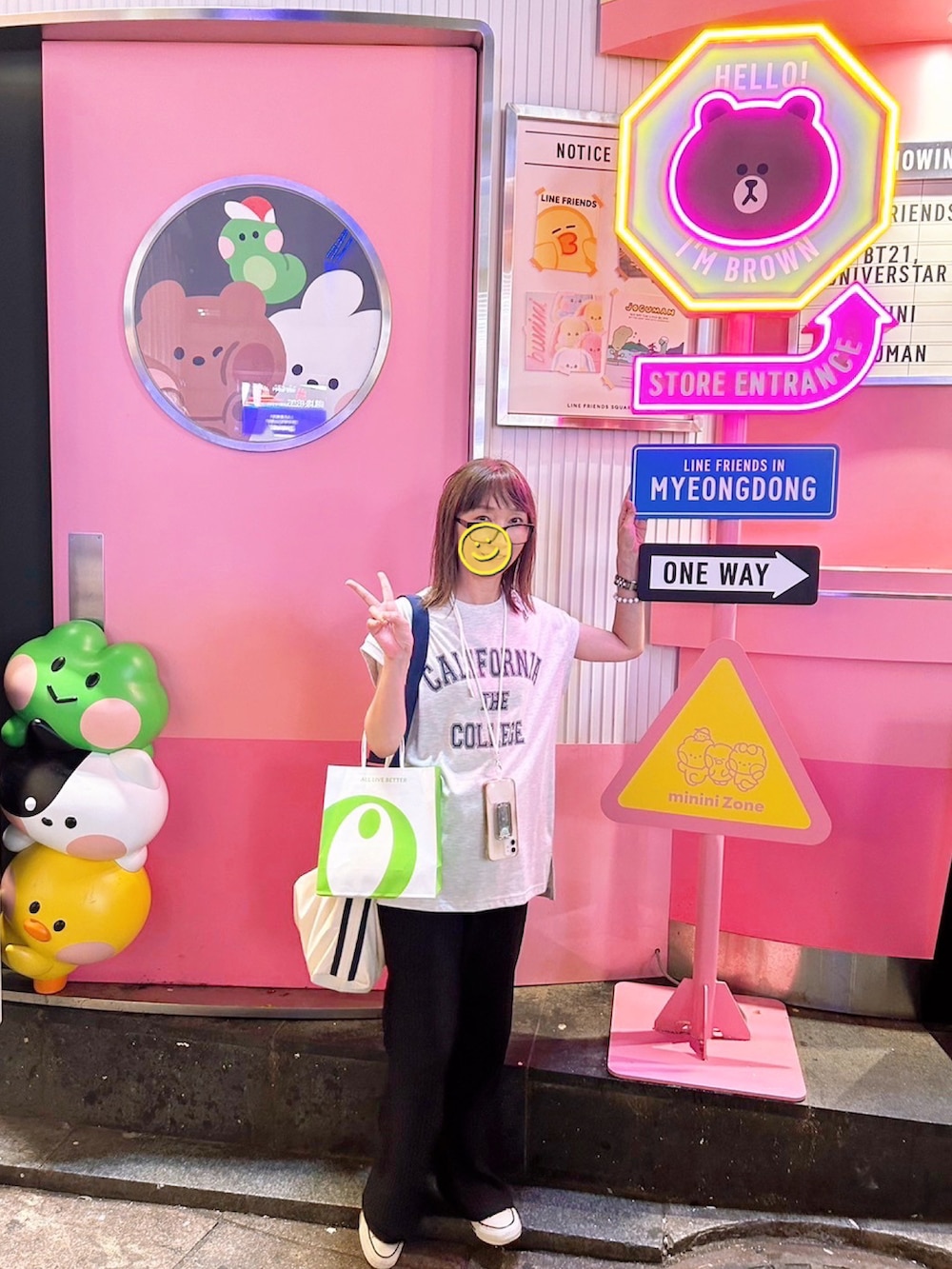 ホワイト系のTシャツ/カットソー、オレンジ系のその他パンツを着用したレディースの夏コーディネートの2枚目の写真