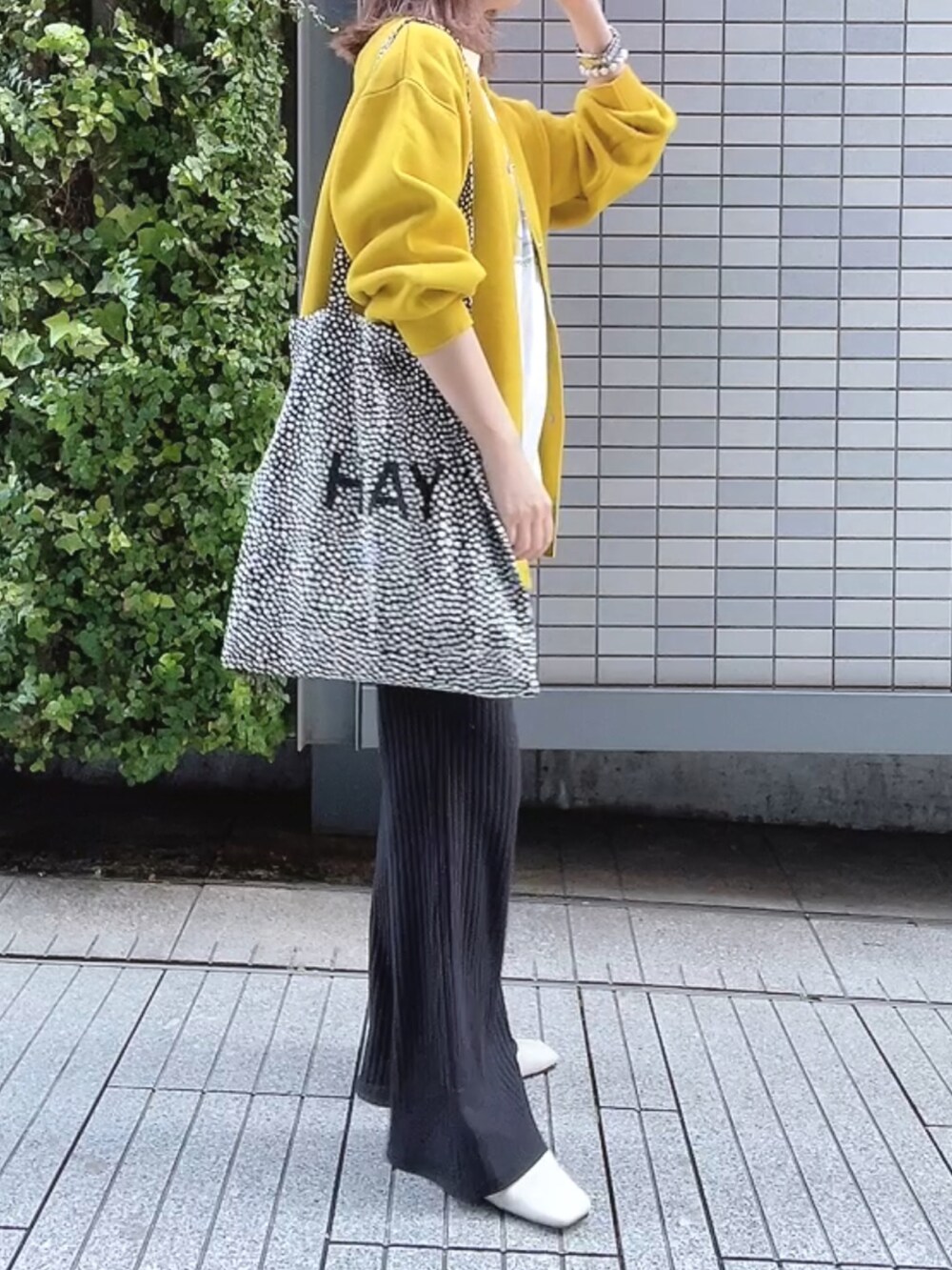 「カーディガン、ビッグシルエット、大人カジュアル、プチプラ、GU、イエロー、フラットシューズ、フォトT、トートバッグ、hay、秋、秋コーデ、休日スタイル、レイヤードスタイル」｜「GUのアイテム（カーディガン/ボレロ、イエロー系）」を使った、maiさん（レディース・153cm）の秋コーディネートの3枚目の写真