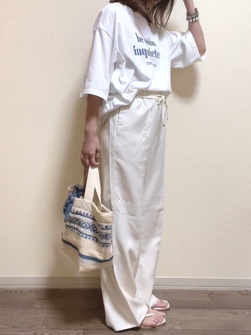 ホワイト系のTシャツ/カットソー、ホワイト系のパンツ、ホワイト系のトートバッグを着用したレディースの夏コーディネートの4枚目の写真