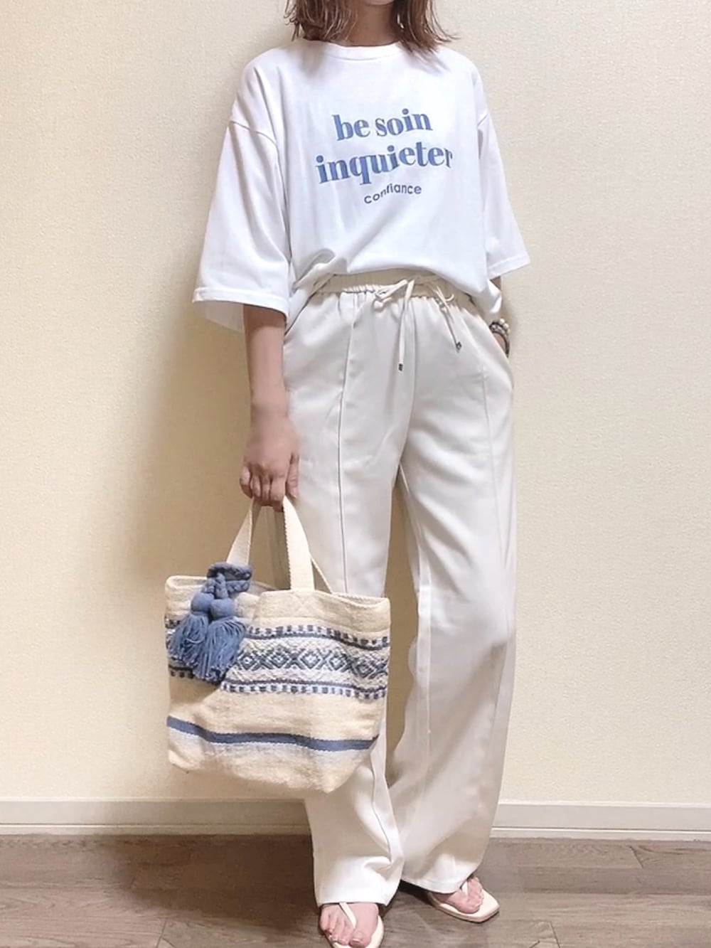 ホワイト系のTシャツ/カットソー、ホワイト系のパンツ、ホワイト系のトートバッグを着用したレディースの夏コーディネートの3枚目の写真