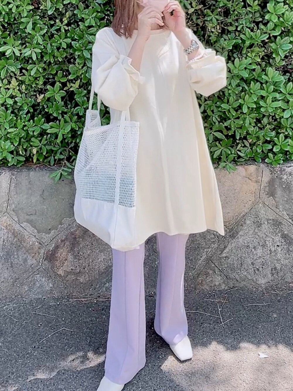 「ごきげんウィーク、プチプラ、春夏コーデ、スクエアトゥ、休日スタイル、フレアパンツ、カラーパンツ、大人カジュアル、GU、パープル」｜「recaのタックスリーブフレアカットソー（Tシャツ/カットソー、ホワイト系）」を使った、maiさん（レディース・153cm）の春コーディネートの2枚目の写真