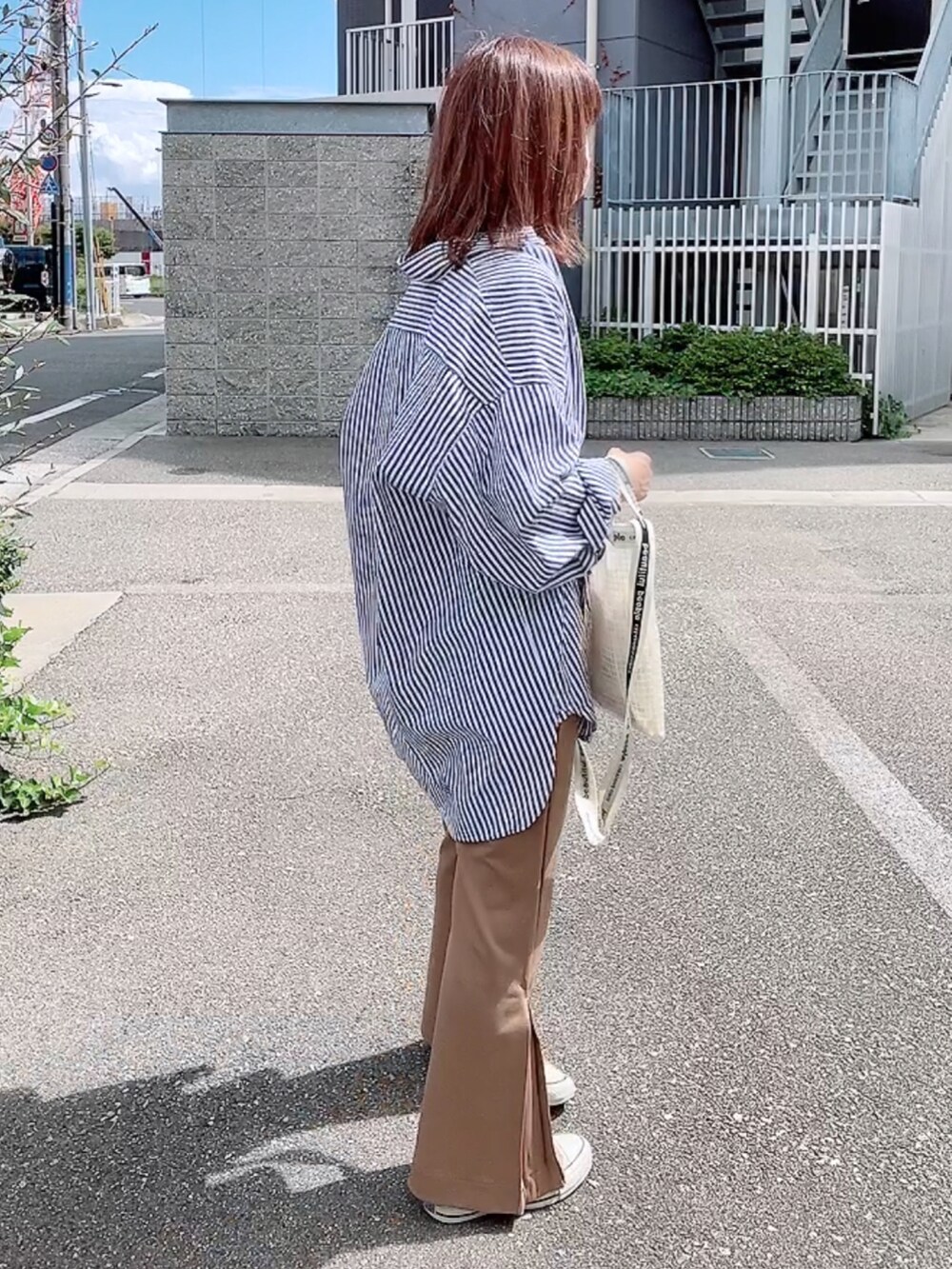 ホワイト系のシャツ/ブラウス、ホワイト系のショルダーバッグ、ベージュ系のその他パンツを着用したレディースの秋コーディネートの3枚目の写真