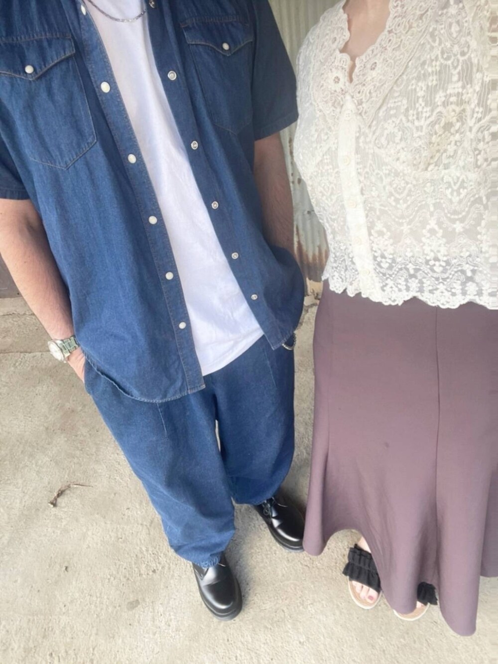 ブラック系のドレスシューズ、ブラック系のメガネ、シルバー系のアナログ腕時計を着用したメンズの夏コーディネートの2枚目の写真