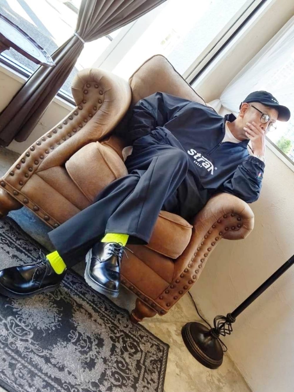 ブラック系のナイロンジャケット、ブラック系のドレスシューズ、ブラック系のブルゾンを着用したメンズの秋コーディネートの2枚目の写真