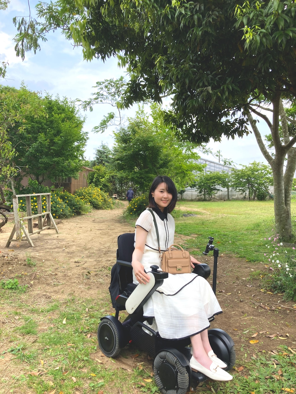 ホワイト系のシャツ/ブラウス、ホワイト系のスカート、ホワイト系のローファーを着用したレディースの夏コーディネートの2枚目の写真