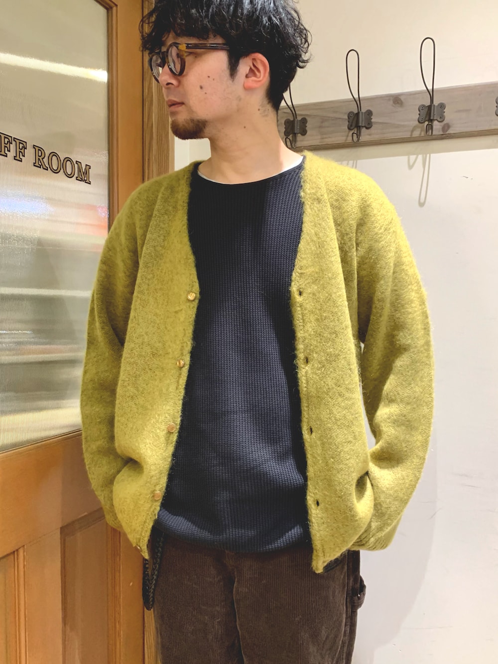 イエロー系のカーディガン/ボレロ、ブラック系のTシャツ/カットソー、ブラウン系のその他パンツを着用したメンズの秋コーディネートの2枚目の写真