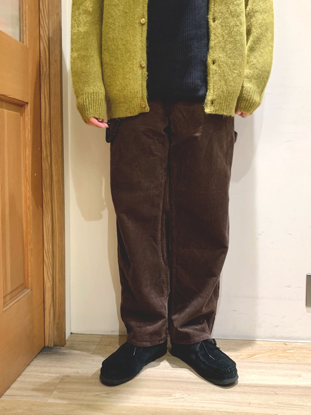 イエロー系のカーディガン/ボレロ、ブラック系のTシャツ/カットソー、ブラウン系のその他パンツを着用したメンズの秋コーディネートの3枚目の写真