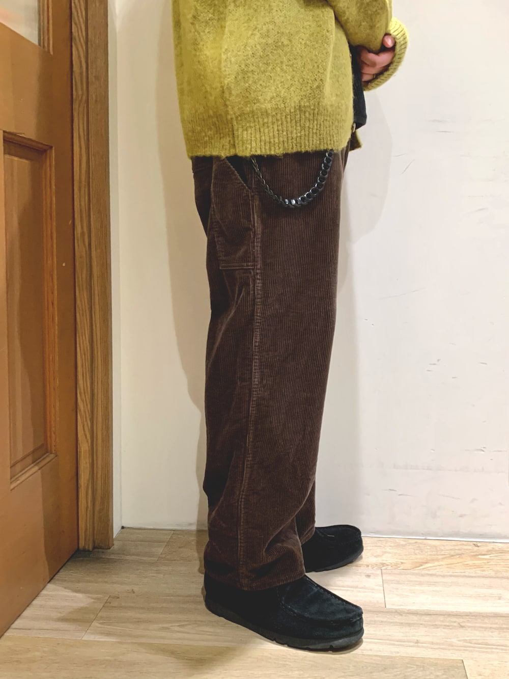 イエロー系のカーディガン/ボレロ、ブラック系のTシャツ/カットソー、ブラウン系のその他パンツを着用したメンズの秋コーディネートの4枚目の写真