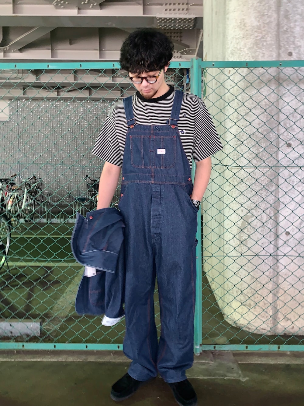 ブルー系のブルゾン、ブルー系のサロペット/オーバーオール、ブラック系のブーツを着用したメンズの秋コーディネートの3枚目の写真