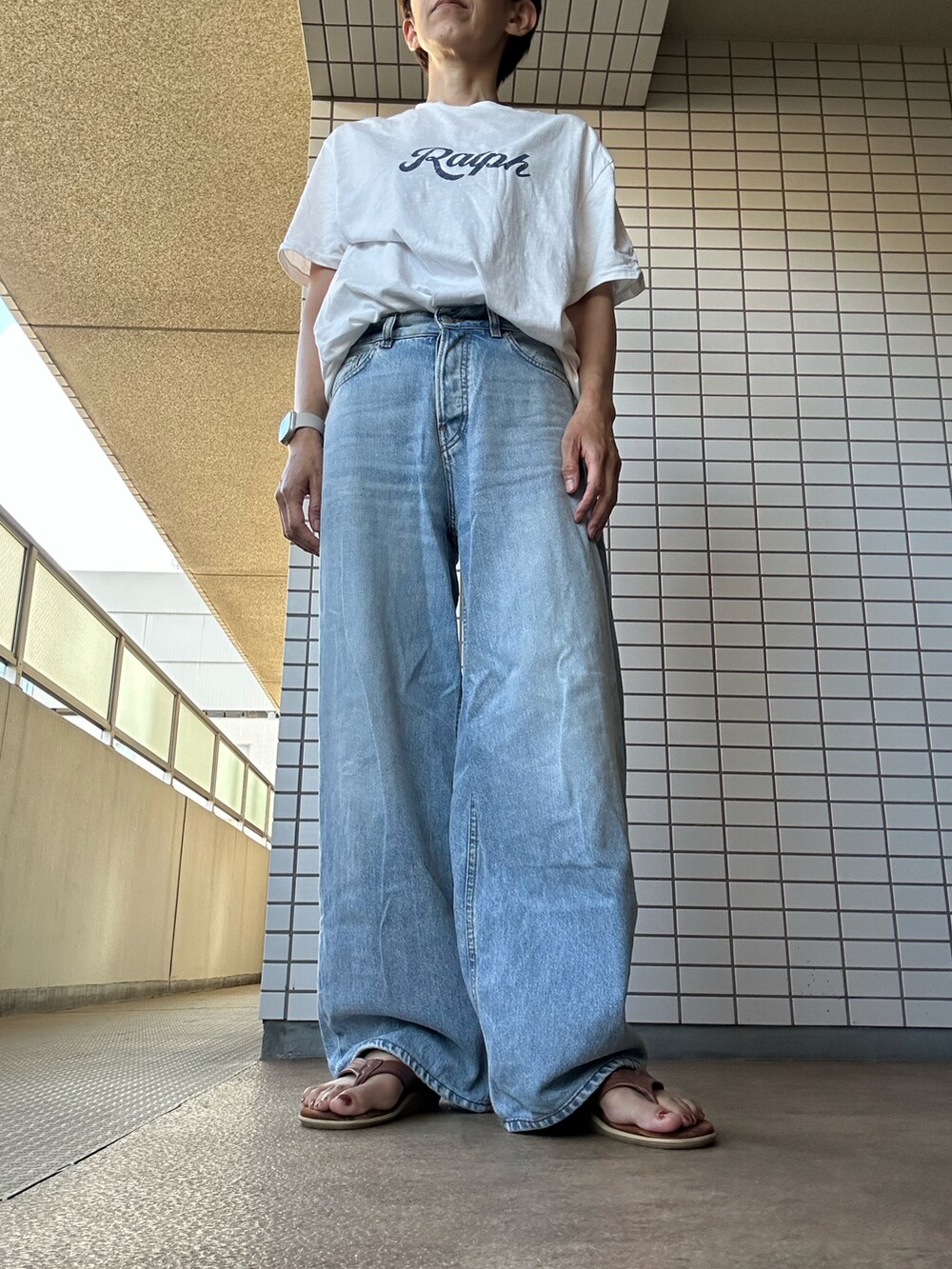 ホワイト系のTシャツ/カットソー、ブルー系のデニムパンツを着用したレディースの秋コーディネートの2枚目の写真