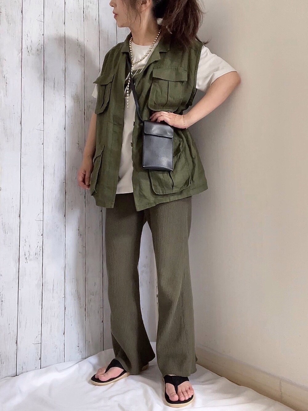 グリーン系のベスト、ホワイト系のTシャツ/カットソー、グリーン系のその他パンツを着用したレディースの春コーディネートの2枚目の写真