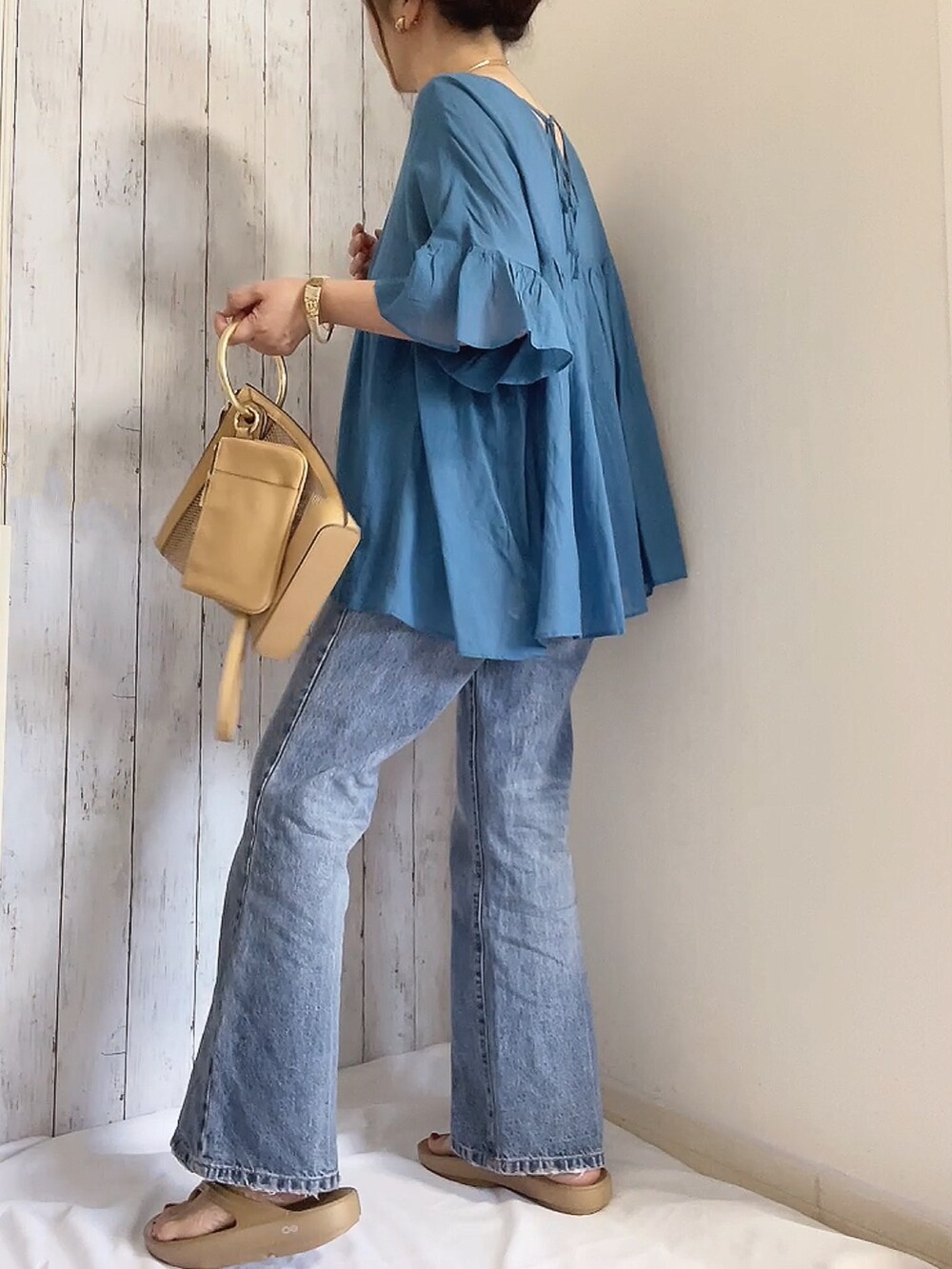 ブルー系のシャツ/ブラウス、ブルー系のデニムパンツ、ベージュ系のサンダルを着用したレディースの夏コーディネートの2枚目の写真