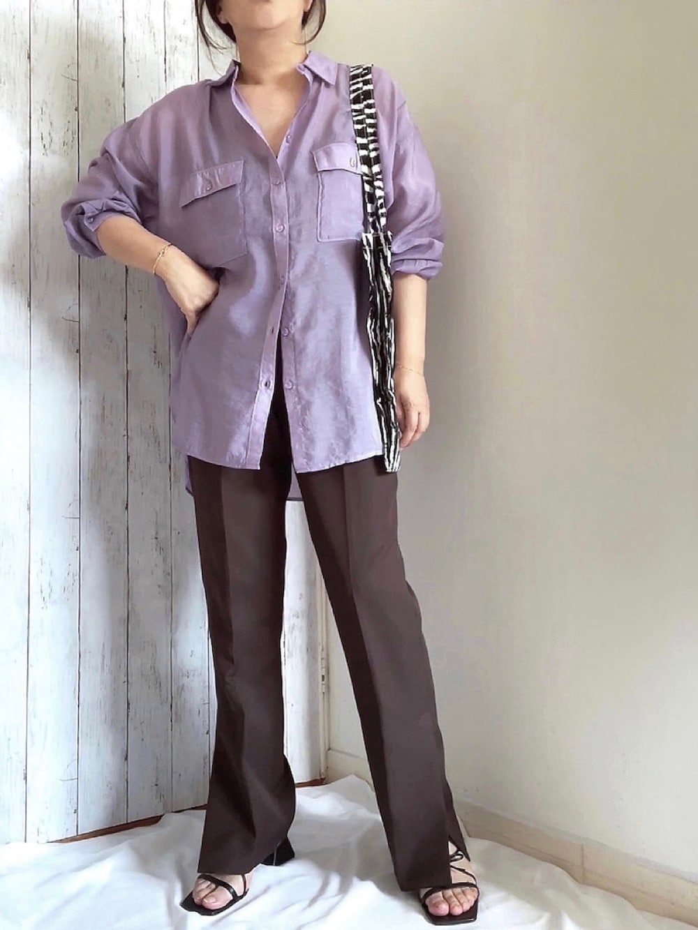 パープル系のシャツ/ブラウス、ブラウン系のその他パンツ、ブラック系のサンダルを着用したレディースの夏コーディネートの2枚目の写真