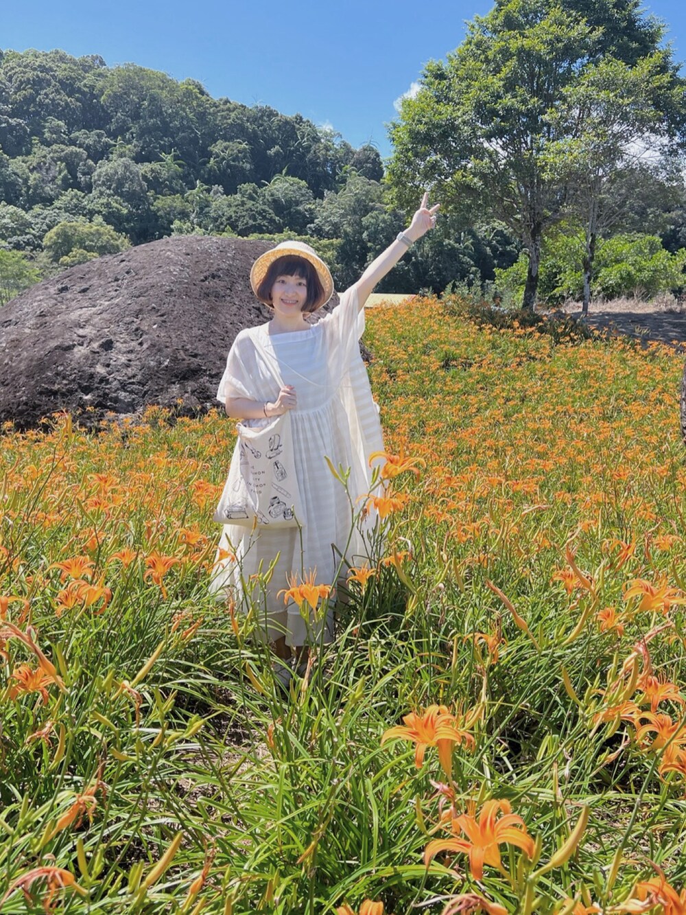 ベージュ系のワンピース、ベージュ系のジャンパースカートを着用したレディースの秋コーディネートの2枚目の写真