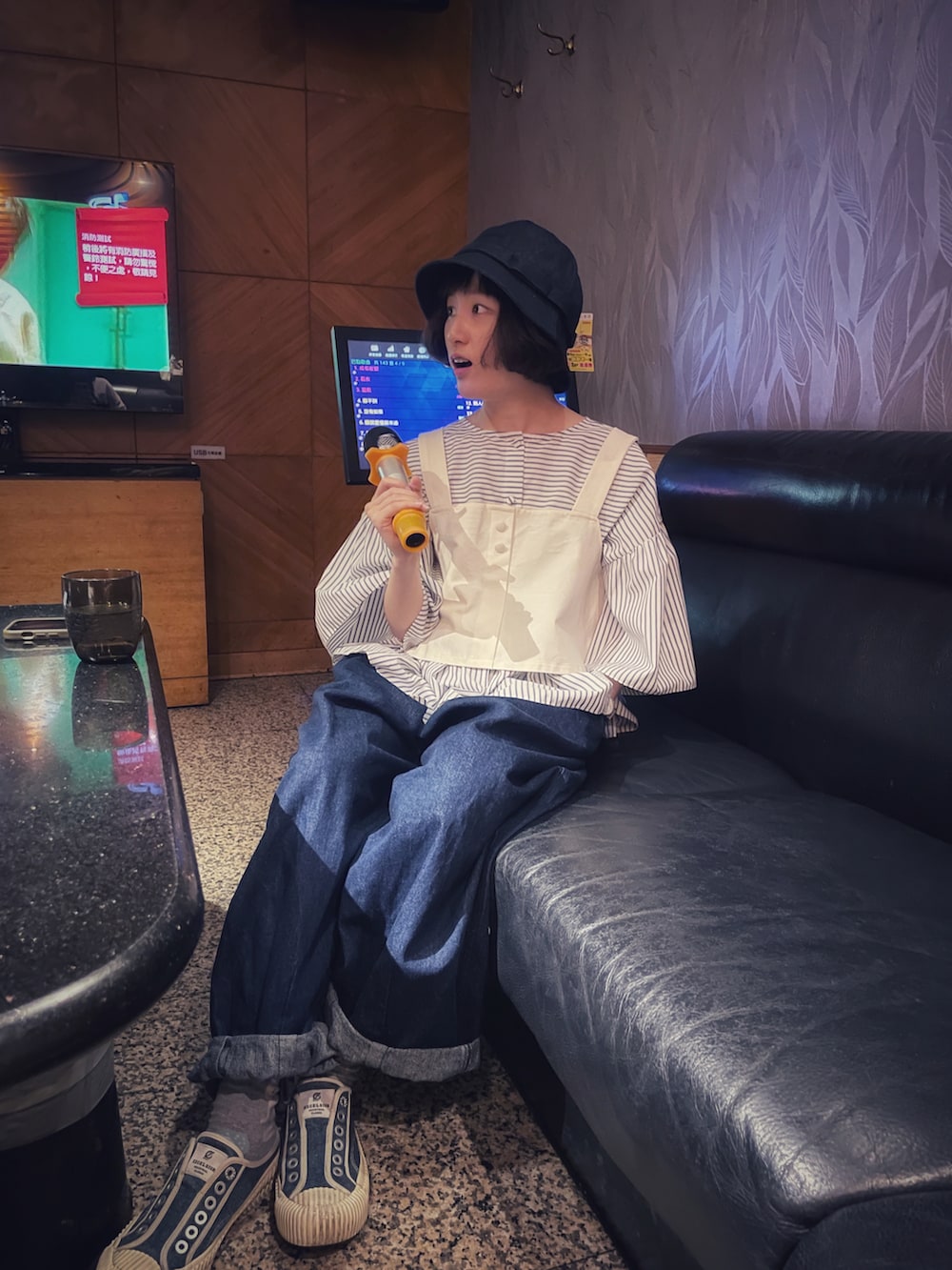 ブルー系のデニムパンツ、ブルー系のシャツ/ブラウス、ブルー系のスリッポンを着用したレディースの夏コーディネートの2枚目の写真