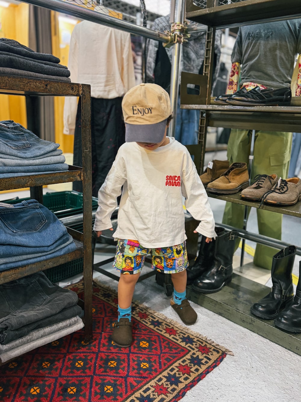 ホワイト系のTシャツ/カットソー、その他のその他パンツ、ブラウン系のシューズを着用したキッズの春コーディネートの2枚目の写真