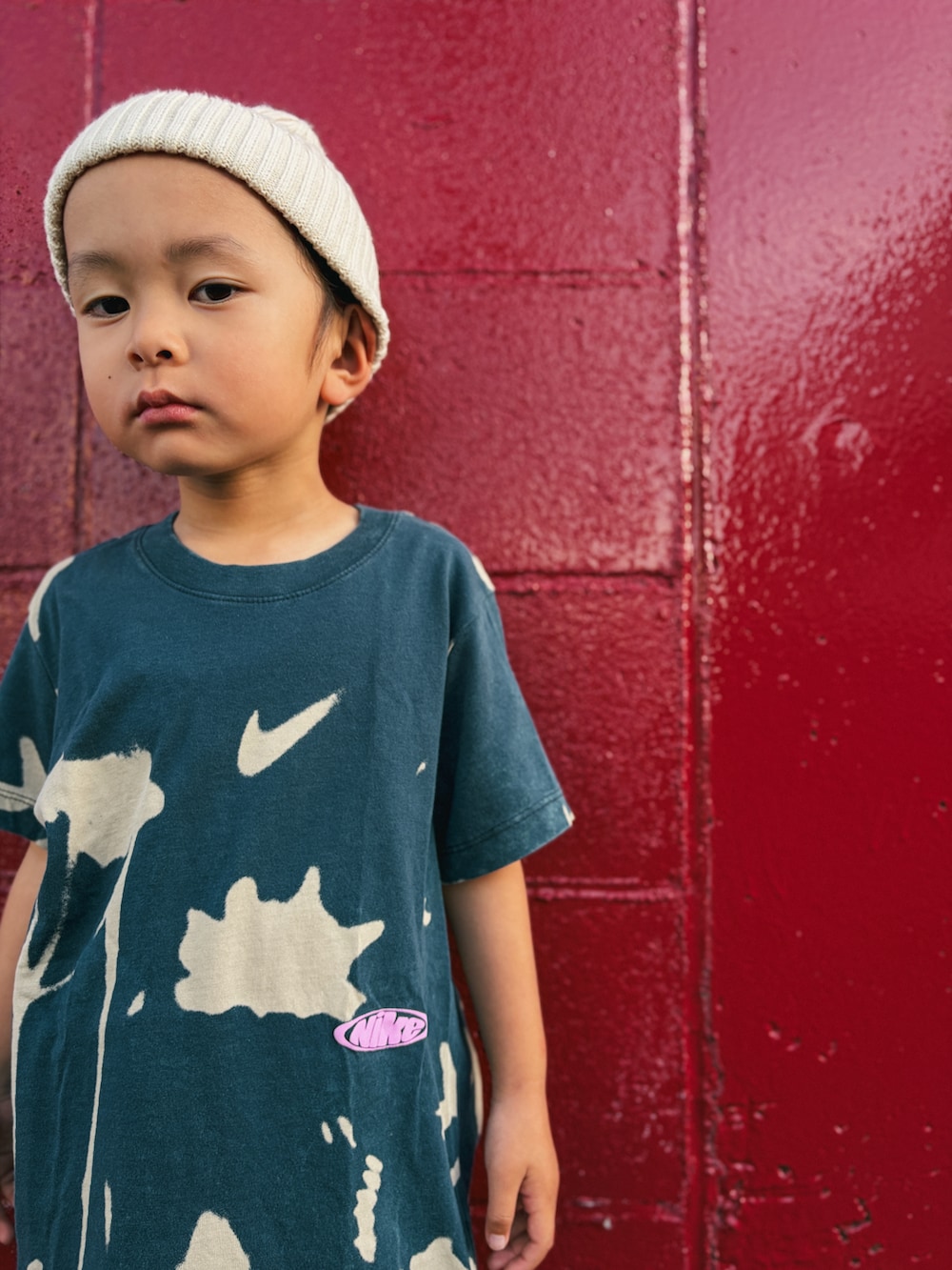 ブルー系のスニーカー、ブラウン系のパンツ、ブルー系のTシャツ/カットソーを着用したキッズの春コーディネートの2枚目の写真